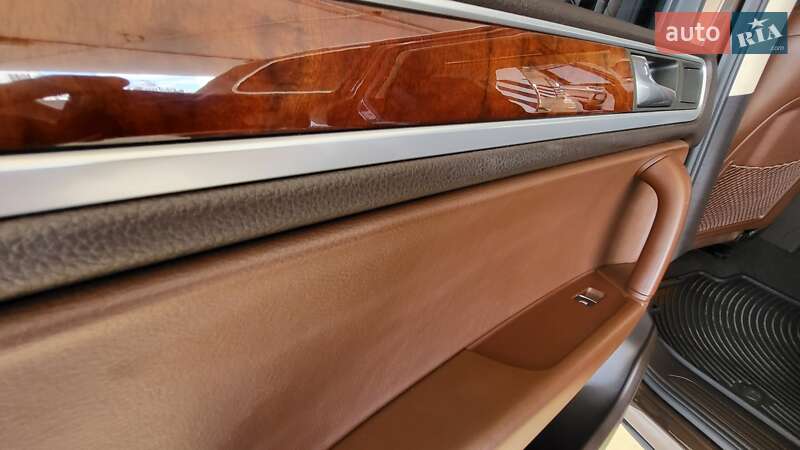 Внедорожник / Кроссовер Volkswagen Touareg 2012 в Киеве