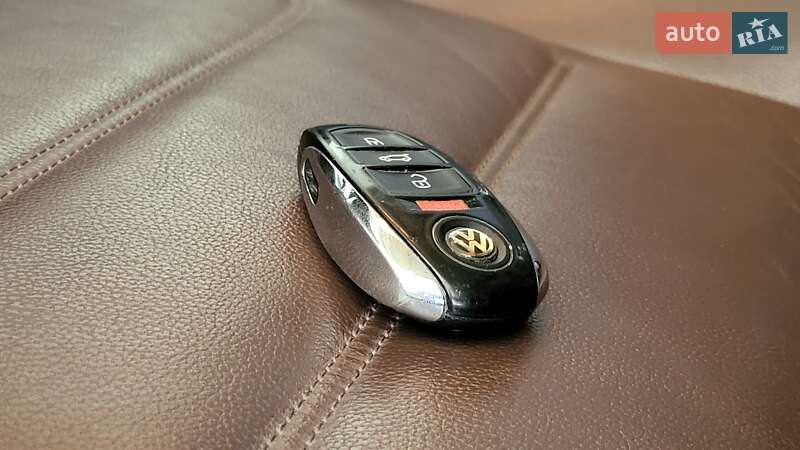 Внедорожник / Кроссовер Volkswagen Touareg 2012 в Киеве