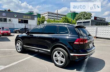 Внедорожник / Кроссовер Volkswagen Touareg 2016 в Киеве