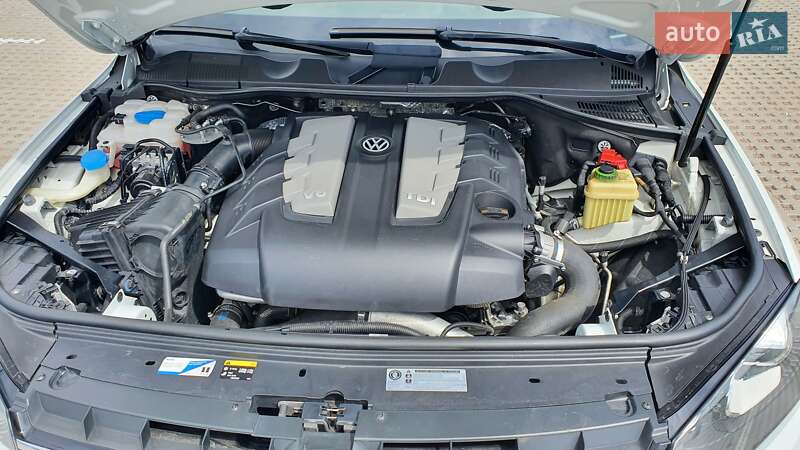 Внедорожник / Кроссовер Volkswagen Touareg 2013 в Киеве