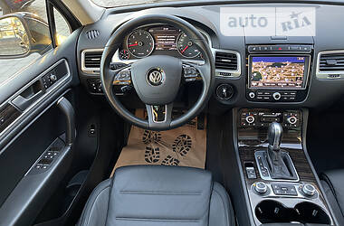 Позашляховик / Кросовер Volkswagen Touareg 2014 в Луцьку
