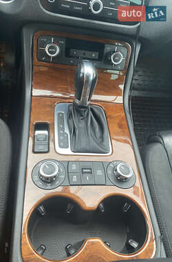 Внедорожник / Кроссовер Volkswagen Touareg 2012 в 