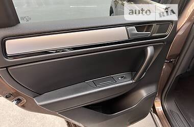 Позашляховик / Кросовер Volkswagen Touareg 2013 в 