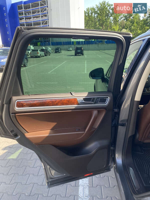 Внедорожник / Кроссовер Volkswagen Touareg 2012 в Киеве
