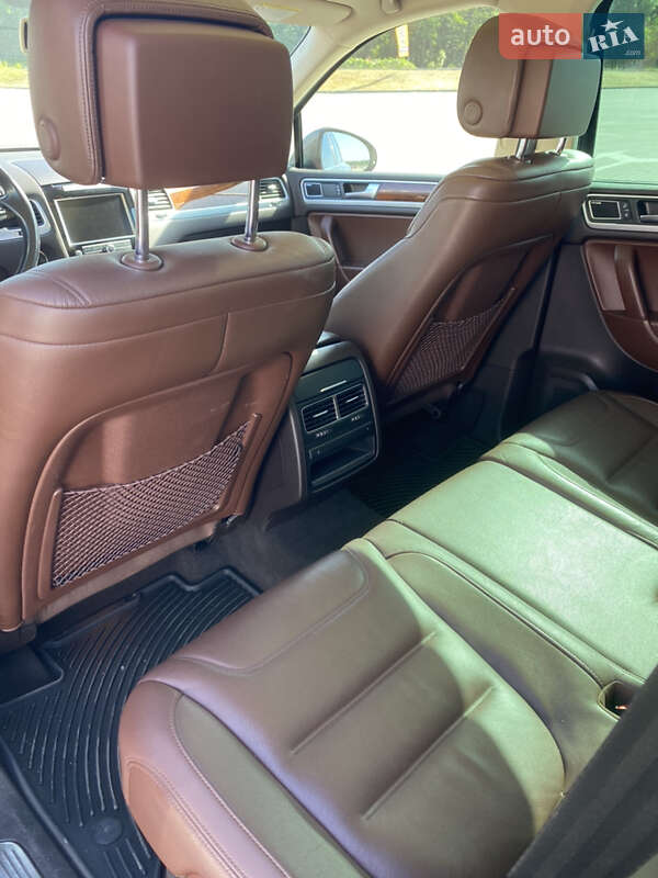 Внедорожник / Кроссовер Volkswagen Touareg 2012 в Киеве