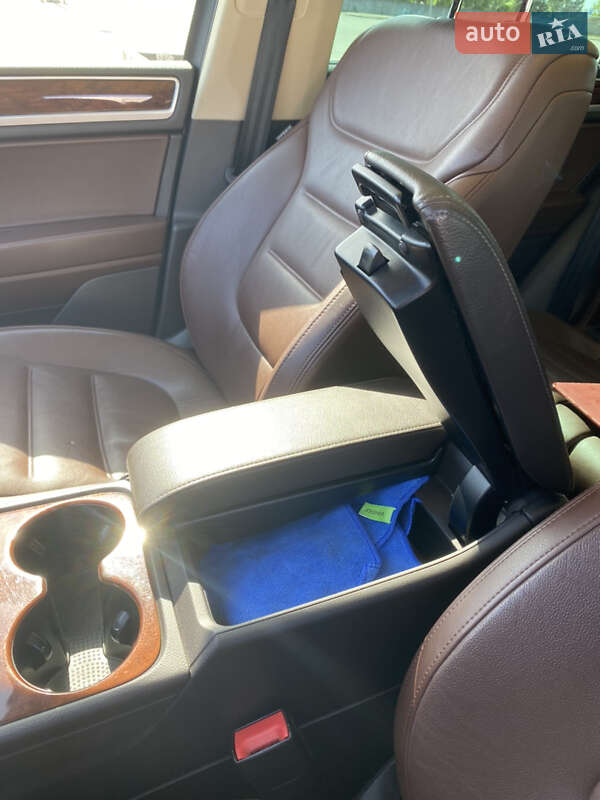 Внедорожник / Кроссовер Volkswagen Touareg 2012 в Киеве