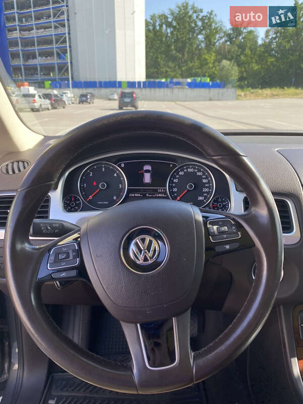 Внедорожник / Кроссовер Volkswagen Touareg 2012 в Киеве
