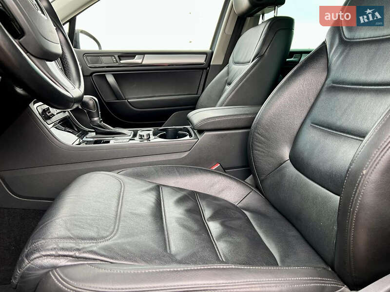 Внедорожник / Кроссовер Volkswagen Touareg 2014 в Харькове
