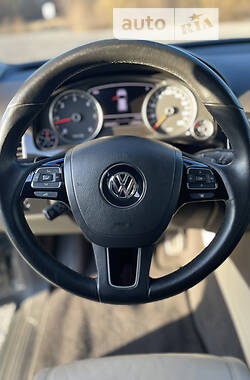 Внедорожник / Кроссовер Volkswagen Touareg 2012 в Радивилове
