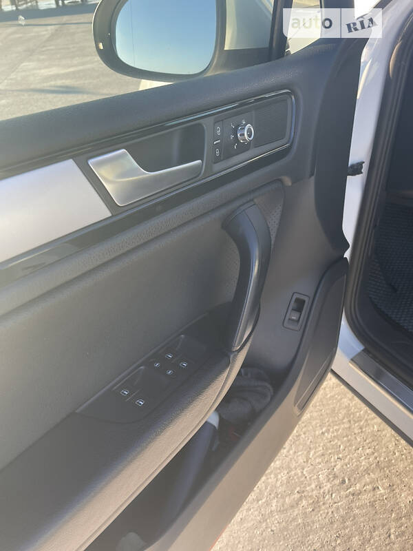 Позашляховик / Кросовер Volkswagen Touareg 2012 в Черкасах