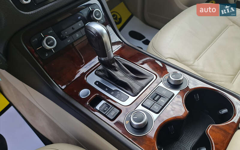 Внедорожник / Кроссовер Volkswagen Touareg 2015 в Львове