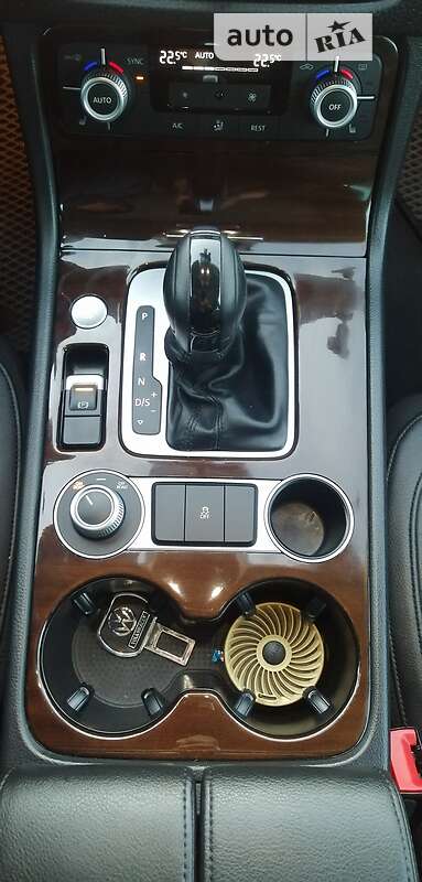 Позашляховик / Кросовер Volkswagen Touareg 2015 в Одесі