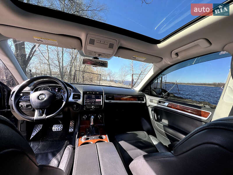 Внедорожник / Кроссовер Volkswagen Touareg 2013 в Днепре