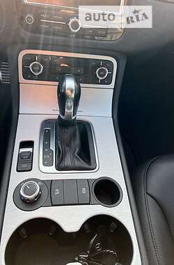 Позашляховик / Кросовер Volkswagen Touareg 2012 в 