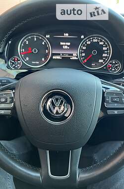 Позашляховик / Кросовер Volkswagen Touareg 2012 в 
