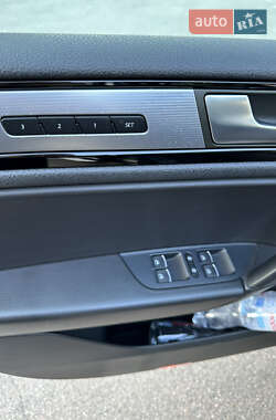 Внедорожник / Кроссовер Volkswagen Touareg 2013 в 