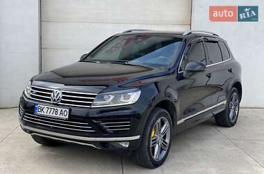 Внедорожник / Кроссовер Volkswagen Touareg 2016 в Сарнах