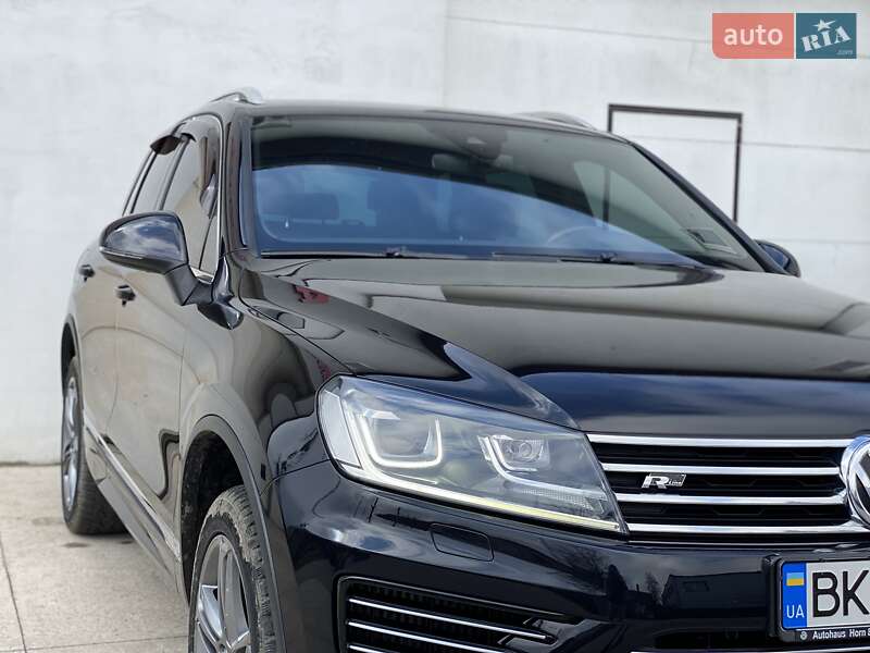 Внедорожник / Кроссовер Volkswagen Touareg 2016 в Сарнах