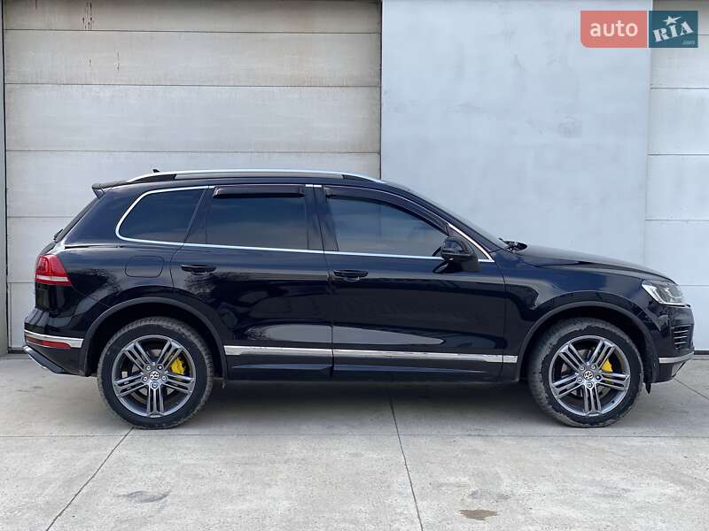 Внедорожник / Кроссовер Volkswagen Touareg 2016 в Сарнах