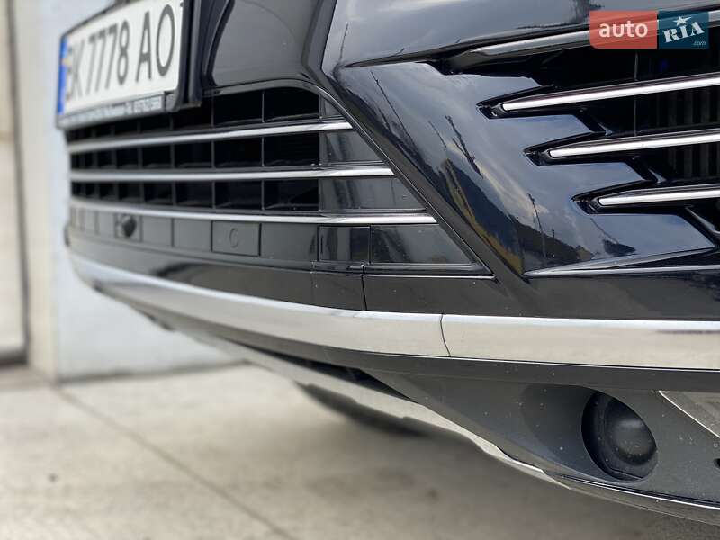 Внедорожник / Кроссовер Volkswagen Touareg 2016 в Сарнах