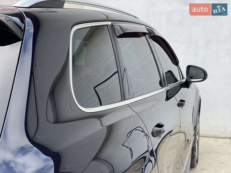 Внедорожник / Кроссовер Volkswagen Touareg 2016 в Сарнах