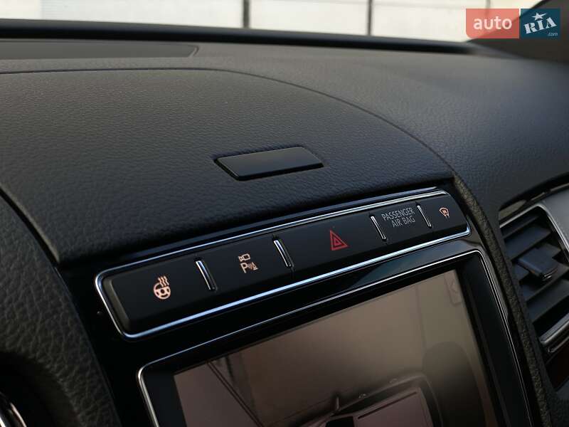 Внедорожник / Кроссовер Volkswagen Touareg 2016 в Сарнах