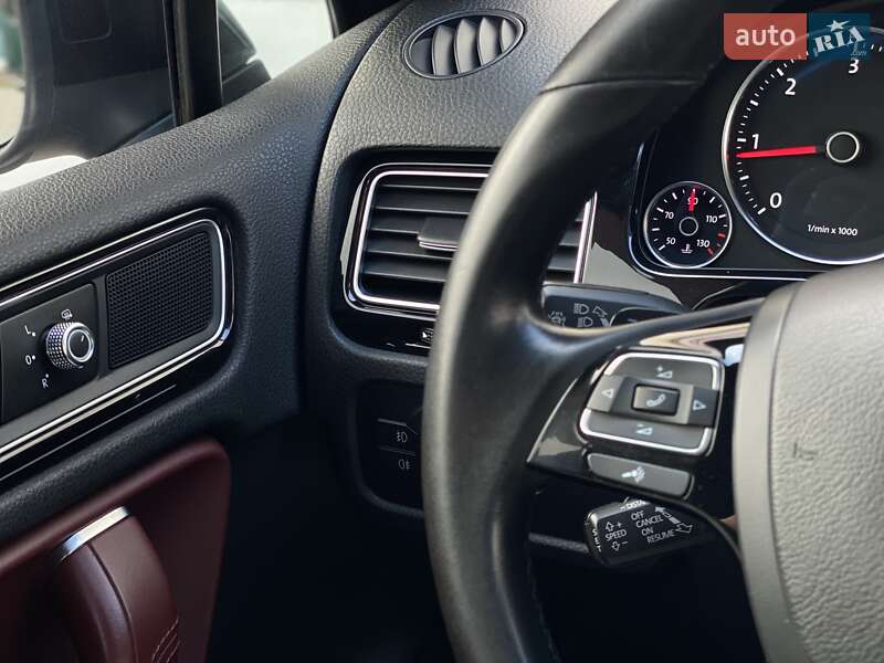 Внедорожник / Кроссовер Volkswagen Touareg 2016 в Сарнах
