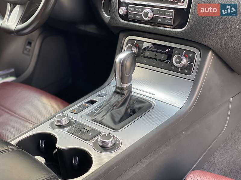 Внедорожник / Кроссовер Volkswagen Touareg 2016 в Сарнах