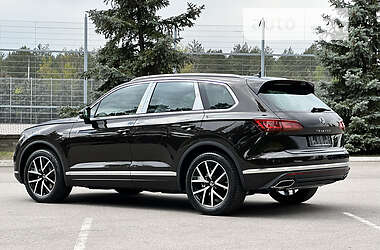 Позашляховик / Кросовер Volkswagen Touareg 2023 в 