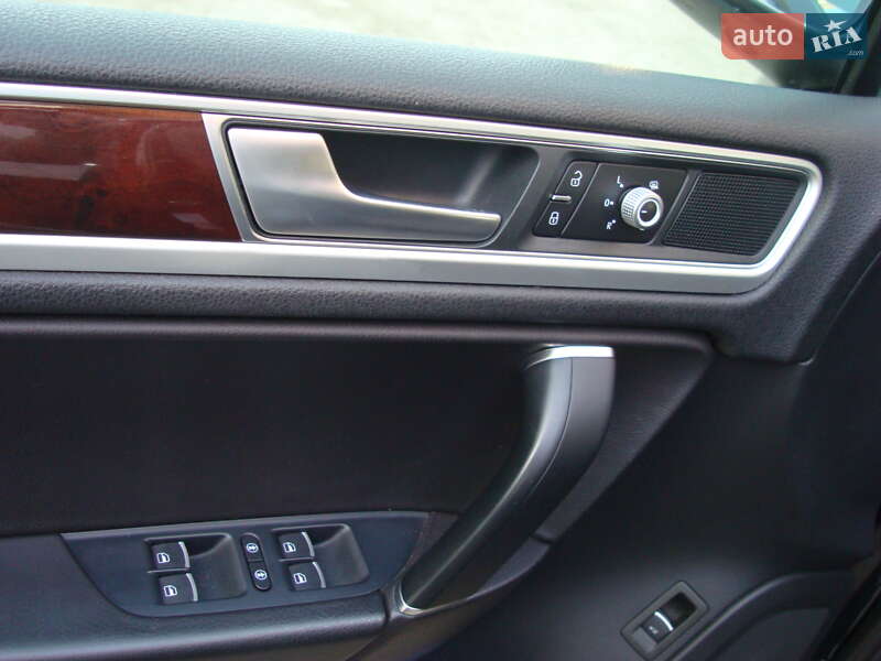 Внедорожник / Кроссовер Volkswagen Touareg 2015 в Шепетовке