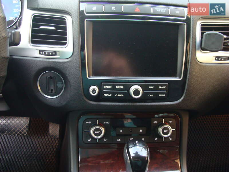 Внедорожник / Кроссовер Volkswagen Touareg 2015 в Шепетовке