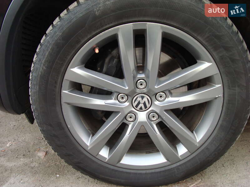 Внедорожник / Кроссовер Volkswagen Touareg 2015 в Шепетовке