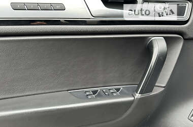 Позашляховик / Кросовер Volkswagen Touareg 2016 в 