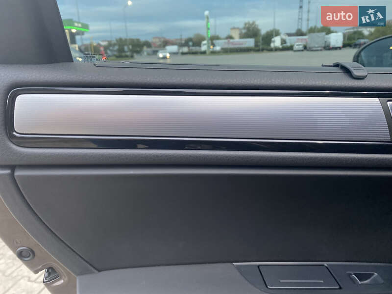 Позашляховик / Кросовер Volkswagen Touareg 2013 в Мукачевому