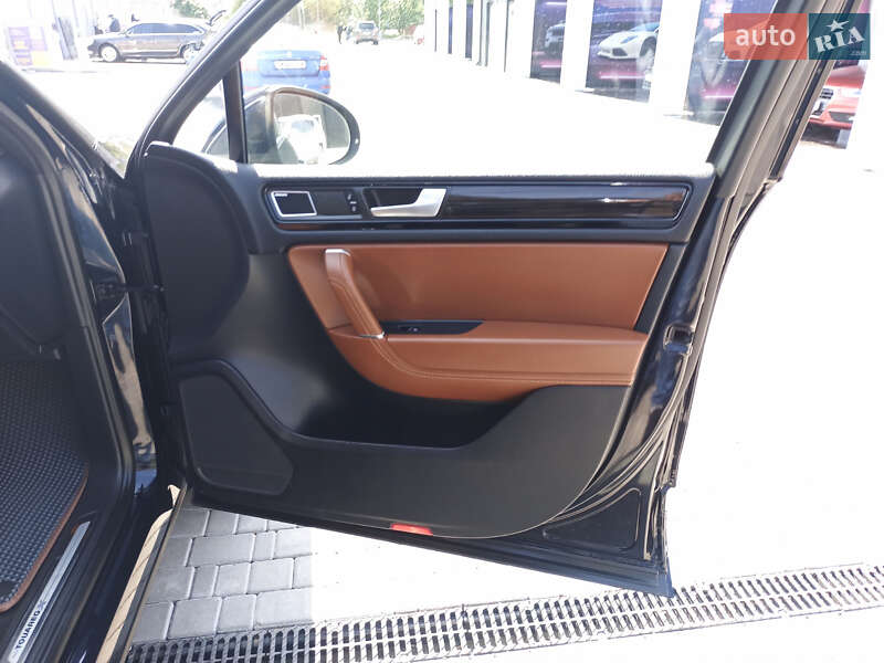 Позашляховик / Кросовер Volkswagen Touareg 2014 в Рівному