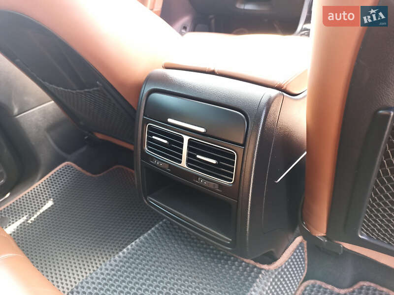 Позашляховик / Кросовер Volkswagen Touareg 2014 в Рівному