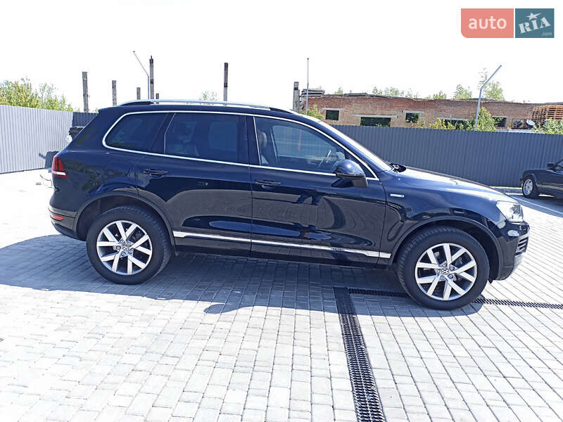 Позашляховик / Кросовер Volkswagen Touareg 2014 в Рівному