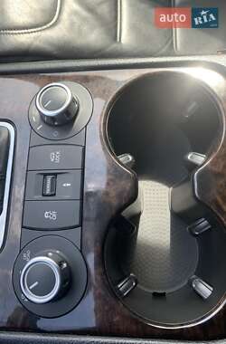Внедорожник / Кроссовер Volkswagen Touareg 2011 в 