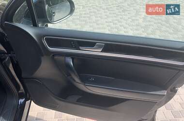 Внедорожник / Кроссовер Volkswagen Touareg 2011 в 