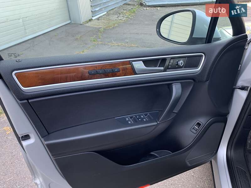 Внедорожник / Кроссовер Volkswagen Touareg 2014 в Лозовой