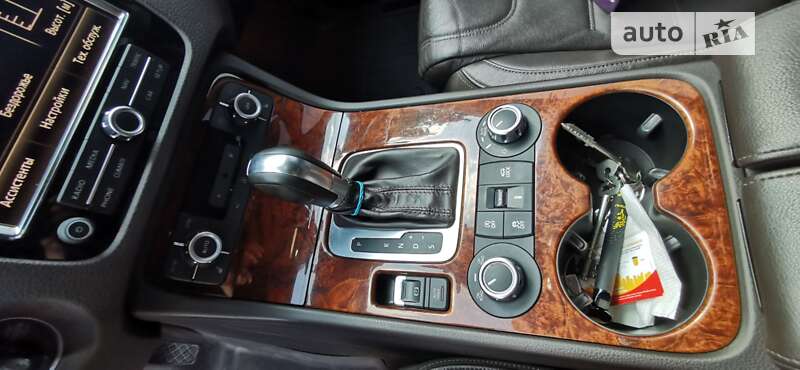 Внедорожник / Кроссовер Volkswagen Touareg 2012 в Днепре