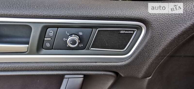 Внедорожник / Кроссовер Volkswagen Touareg 2012 в Днепре