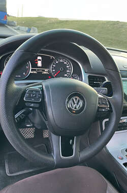 Внедорожник / Кроссовер Volkswagen Touareg 2014 в Днепре