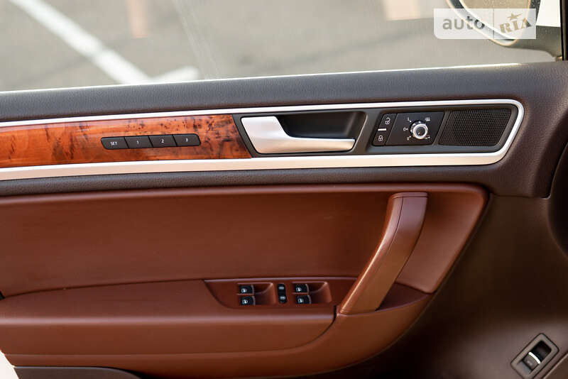 Внедорожник / Кроссовер Volkswagen Touareg 2011 в Ровно