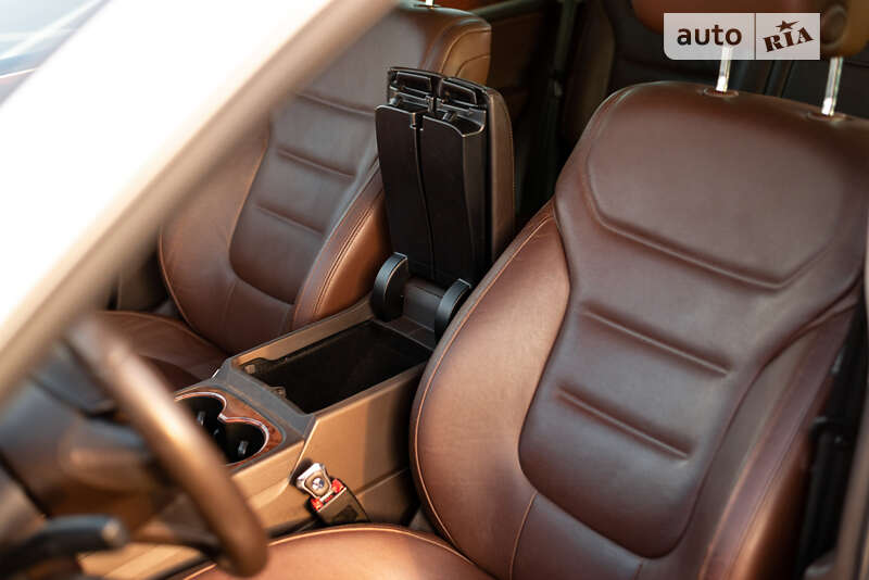 Внедорожник / Кроссовер Volkswagen Touareg 2011 в Ровно