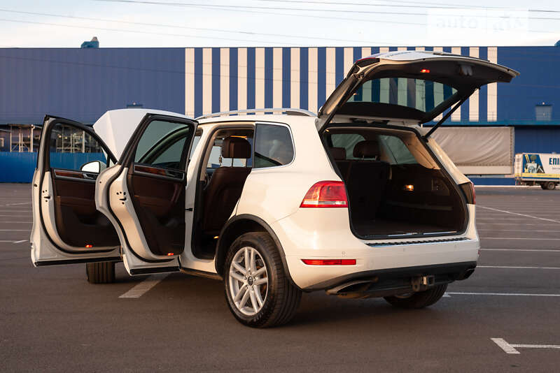 Внедорожник / Кроссовер Volkswagen Touareg 2011 в Ровно