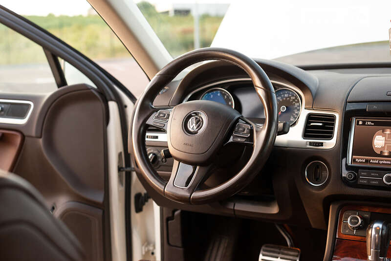 Внедорожник / Кроссовер Volkswagen Touareg 2011 в Ровно