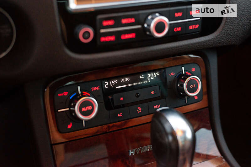 Внедорожник / Кроссовер Volkswagen Touareg 2011 в Ровно