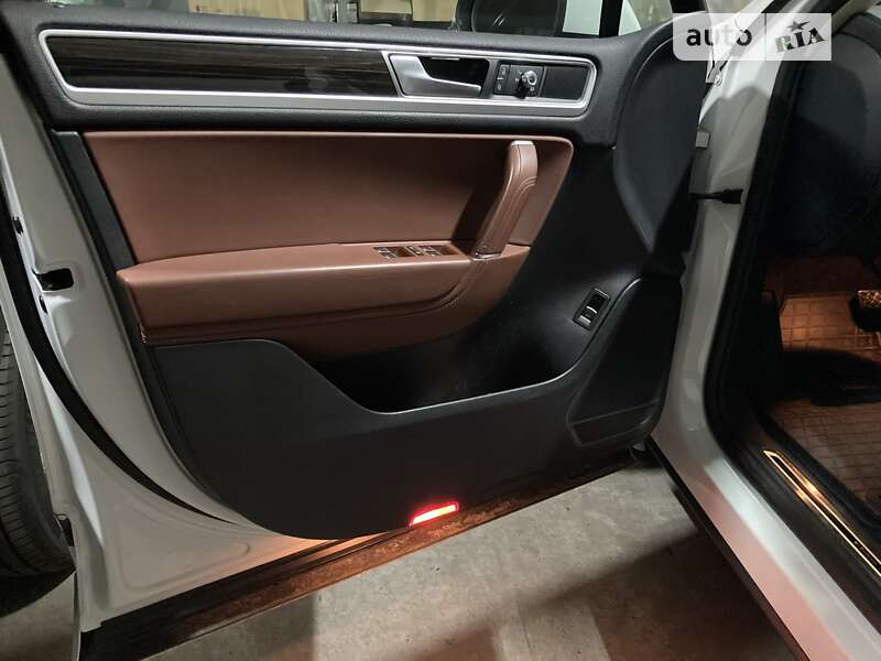Позашляховик / Кросовер Volkswagen Touareg 2015 в Києві