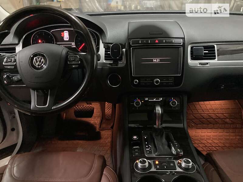 Позашляховик / Кросовер Volkswagen Touareg 2015 в Києві